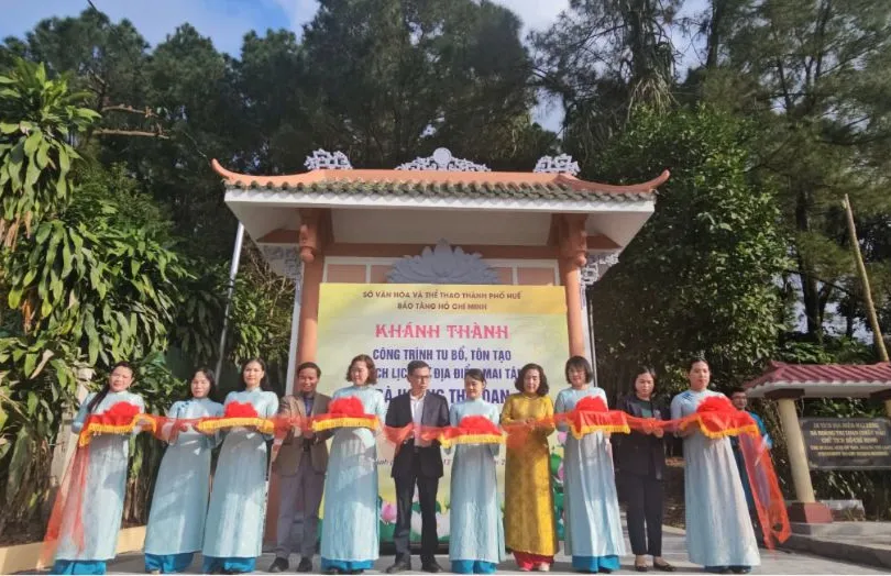 Cắt băng khánh thành công trình