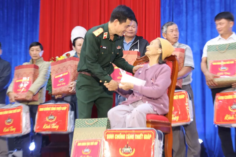 Binh chủng Tăng thiết giáp nhận phụng dưỡng 11 Mẹ Việt Nam Anh hùng 