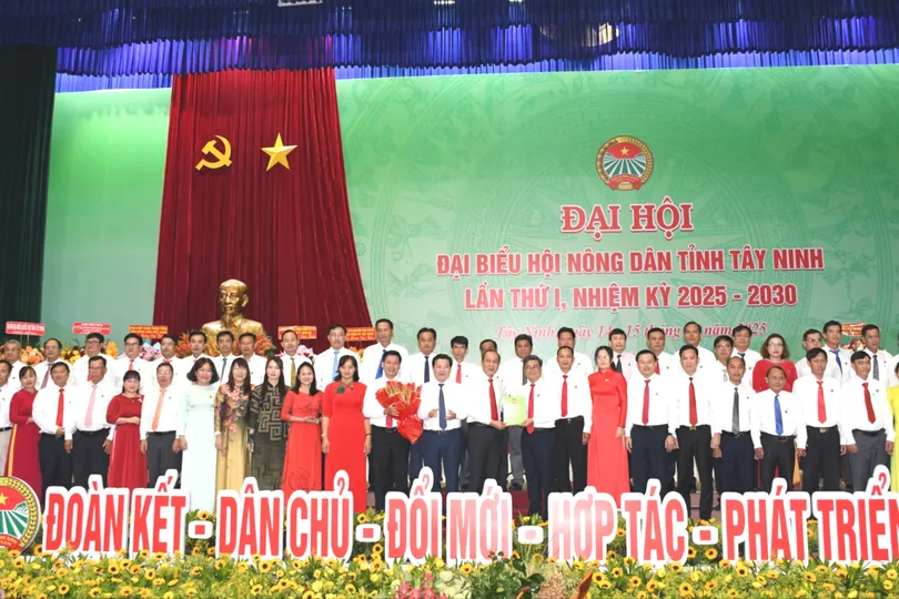 Lãnh đạo Trung ương Hội Nông dân Việt Nam, lãnh đạo tỉnh Tây Ninh trao quyết định và hoa chúc mừng Ban Chấp hành Hội Nông dân tỉnh