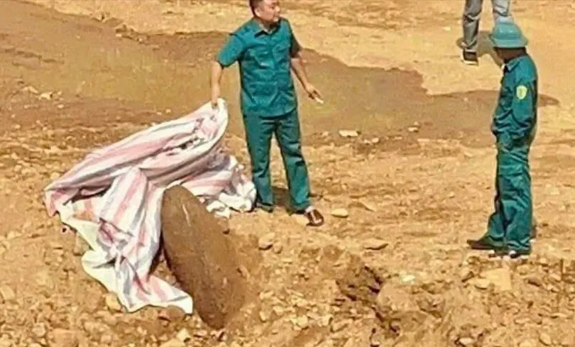 Quả bom do người dân phát hiện tại khu vực ven bờ sông Hẹ