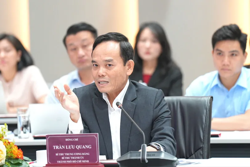 Đồng chí Trần Lưu Quang, Bí thư Thành ủy TPHCM cùng các đại biểu tham quan khu vực Hỗ trợ khởi nghiệp đổi mới sáng tạo của Tập đoàn Becamex. Ảnh: Xuân Thi