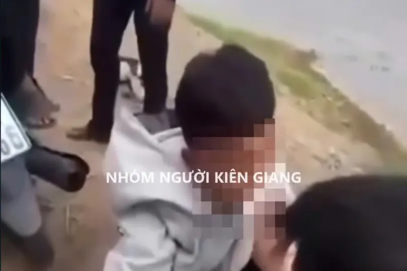 Nam sinh bị nhóm bạn nhét băng vệ sinh vào miệng. Ảnh cắt từ clip mạng xã hội