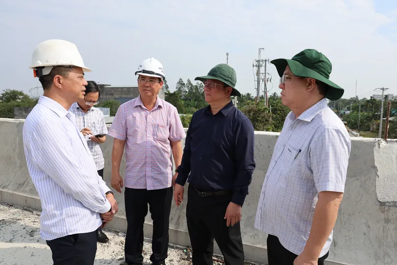Chủ tịch UBND tỉnh An Giang Hồ Văn Mừng (thứ hai từ phải qua) kiểm tra tiến độ thi công cao tốc Châu Đốc - Cần Thơ - Sóc Trăng giai đoạn 1