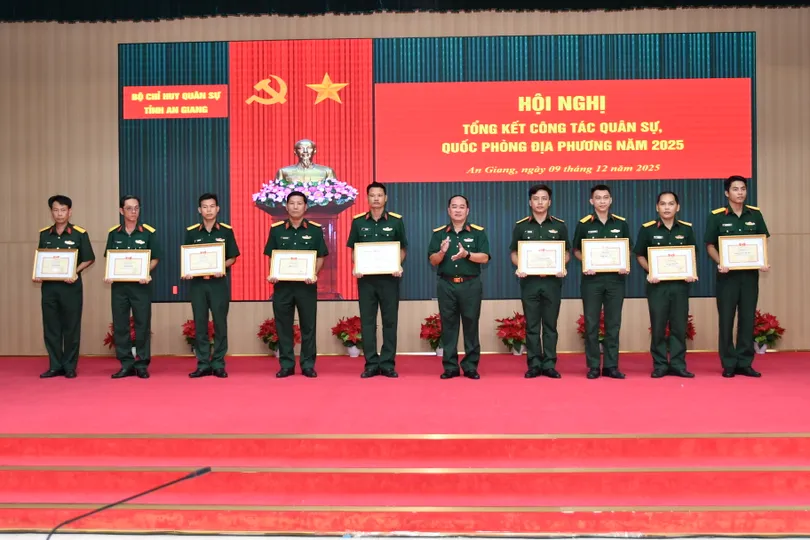 Đại tá Nguyễn Văn Ngành, Ủy viên Ban Thường vụ Tỉnh ủy, Chỉ huy trưởng Bộ CHQS tỉnh An Giang trao Danh hiệu thi đua cho các tập thể, cá nhân có thành tích xuất sắc trong phong trào thi đua Quyết thắng năm 2025