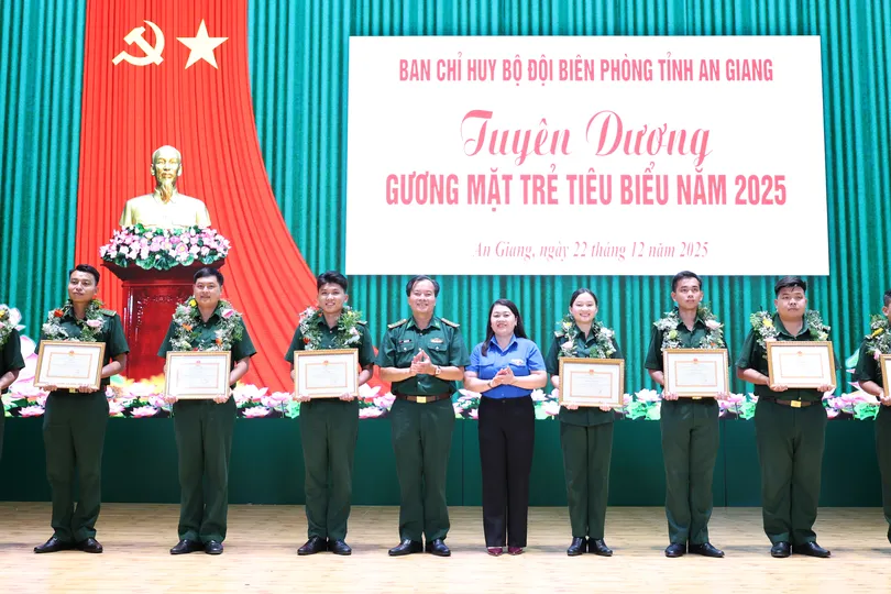 Lãnh đạo Ban Chỉ huy BĐBP, Tỉnh đoàn An Giang tặng hoa và Giấy khen cho các gương mặt trẻ tiêu biểu BĐBP tỉnh An Giang