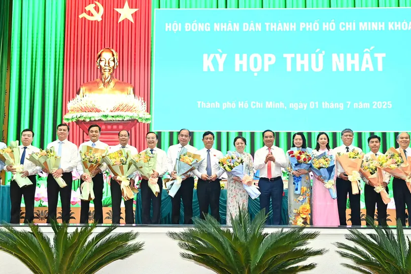 Đồng chí Nguyễn Văn Được và đồng chí Võ Văn Minh chúc mừng đại diện 15 sở, ngành thuộc UBND TPHCM