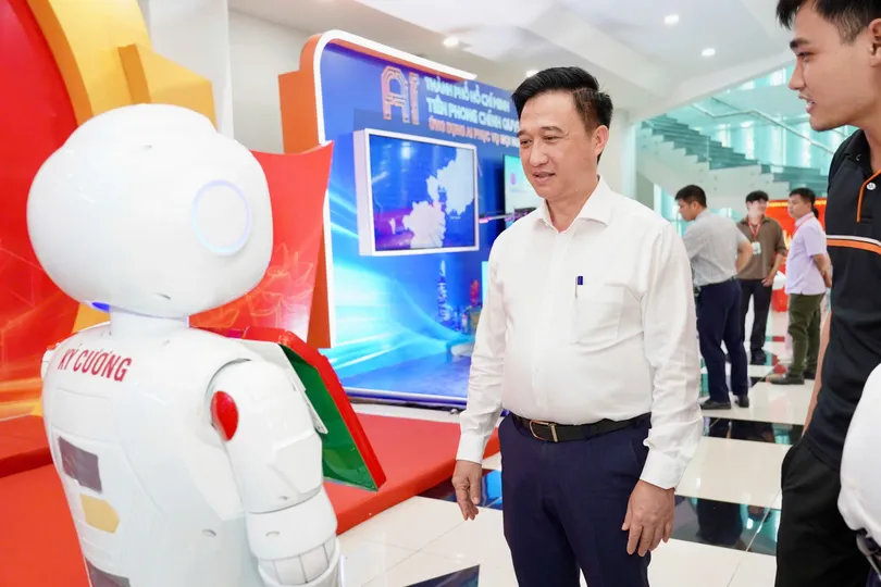 Phó Bí thư Thành ủy TPHCM Đặng Minh Thông trải nghiệm các thiết bị công nghệ tại Đại hội đại biểu Đảng bộ TPHCM lần thứ I, nhiệm kỳ 2025-2030