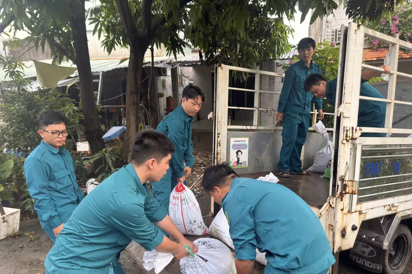 Triều cường cao hơn dự báo, phường Bình Qưới "cầu cứu" lực lượng hỗ trợ đắp bờ bao