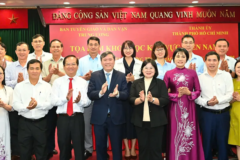 Các đại biểu dự tọa đàm. Ảnh VIỆT DŨNG