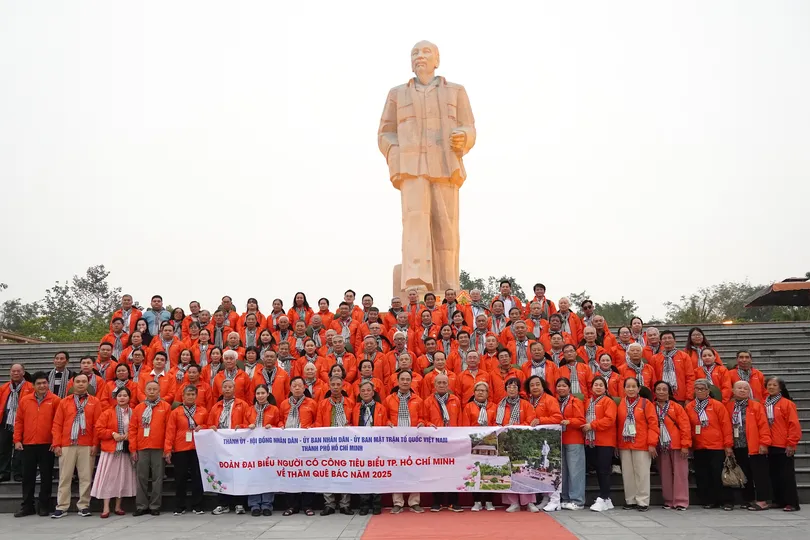 Đoàn đại biểu người có công tiêu biểu TPHCM với hành trình “Về thăm quê Bác”