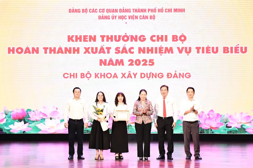 Học viện Cán bộ TPHCM chú trọng kết nạp đảng viên mới là sinh viên
