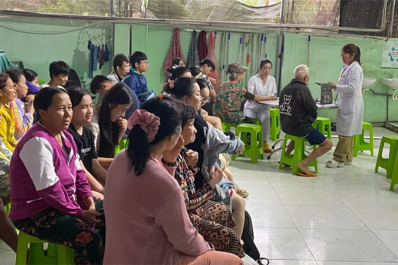 Bác sĩ Bệnh viện An Bình (TPHCM) đang thăm khám cho người dân vùng lũ