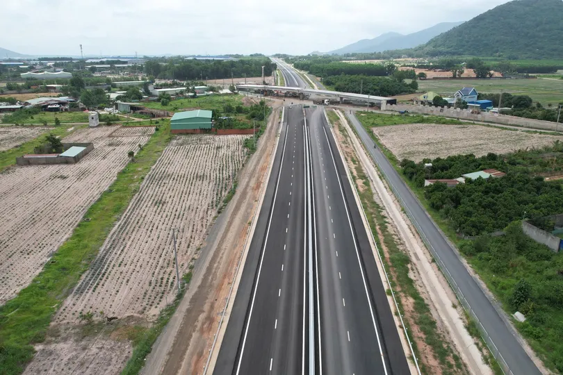Đường cao tốc Biên Hòa - Vũng Tàu đã trải thảm nhựa và đang thi công hoàn thiện các nút giao