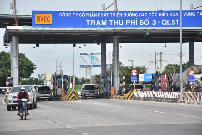 Trạm thu phí T3 trên quốc lộ 51 không còn chức năng khai thác nhưng vẫn tồn tại nhà trạm, đảo phân luồng, móng trụ