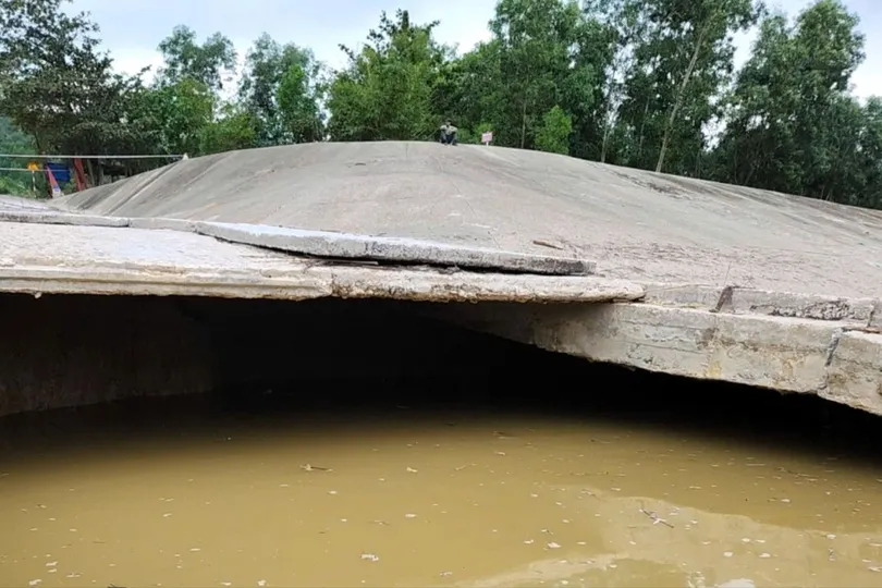 Kiên quyết cấm mọi phương tiện qua cầu tràn Thạch Nham bị hư hỏng