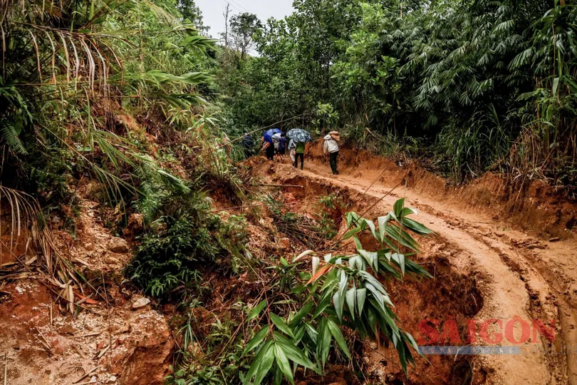 Quảng Ngãi: Đường sạt lở, người dân xã Tây Trà bất an giữa mùa mưa