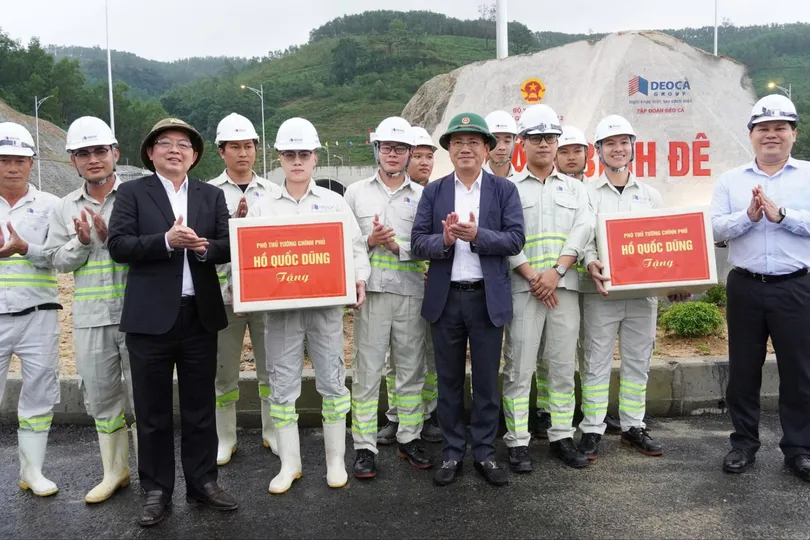 Phó Thủ tướng Chính phủ kiểm tra công tác chuẩn bị lễ khánh thành đường bộ cao tốc Quảng Ngãi-Hoài Nhơn