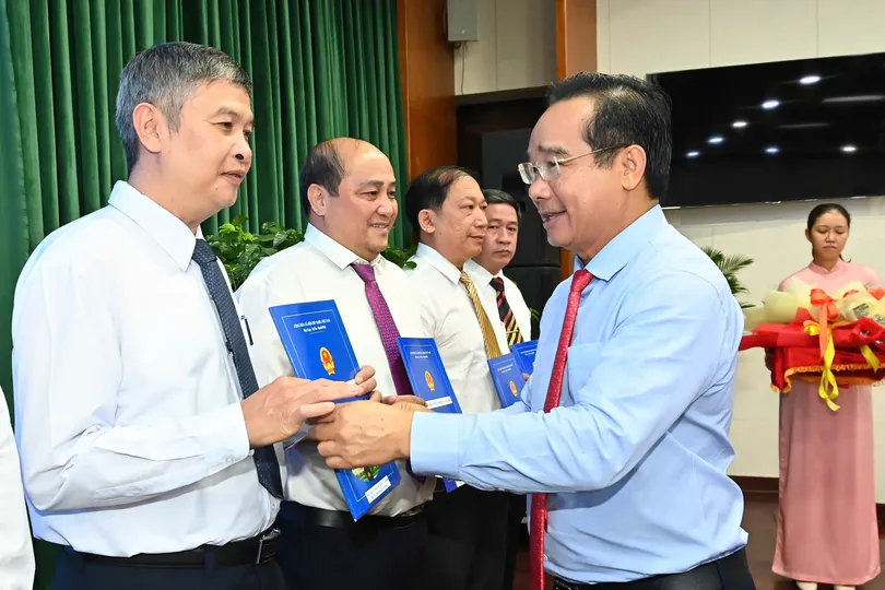 Đồng chí Nguyễn Văn Được trao quyết định đến các cá nhân. Ảnh: VIỆT DŨNG