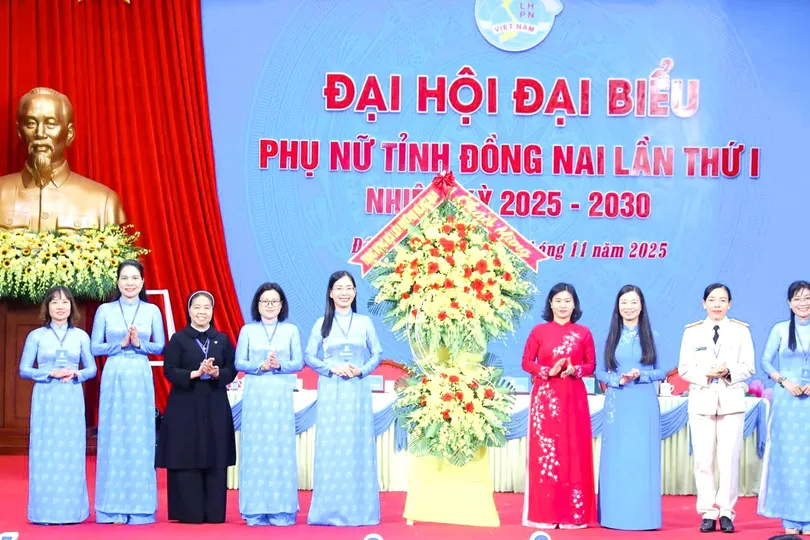 Phó Chủ tịch Ủy ban Trung ương MTTQ Việt Nam, Chủ tịch Hội LHPN Việt Nam Nguyễn Thị Tuyến tặng hoa chúc mừng đại hội