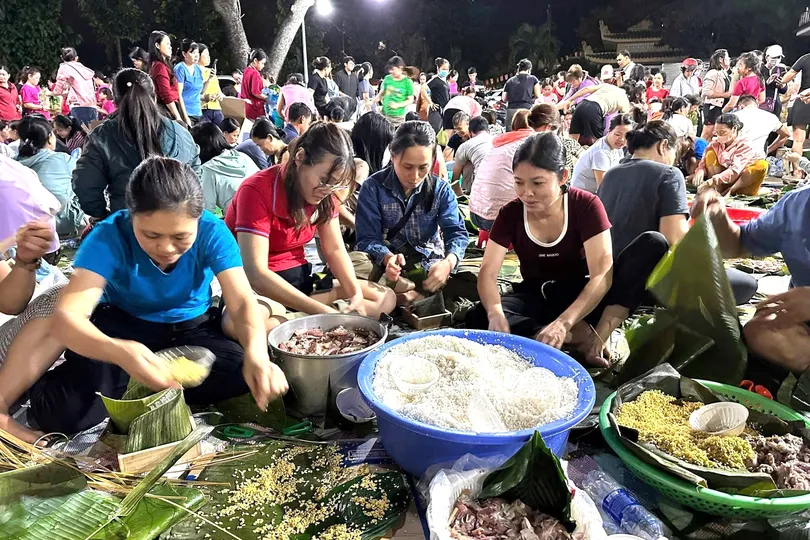 Người dân phường Trảng Dài (tỉnh Đồng Nai) xuyên đêm gói bánh chưng, bánh tét gửi đồng bào vùng lũ. Ảnh: NBH