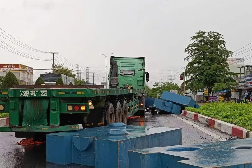 Xe container làm rơi hàng trăm ký thép trên quốc lộ 51, một người bị thương