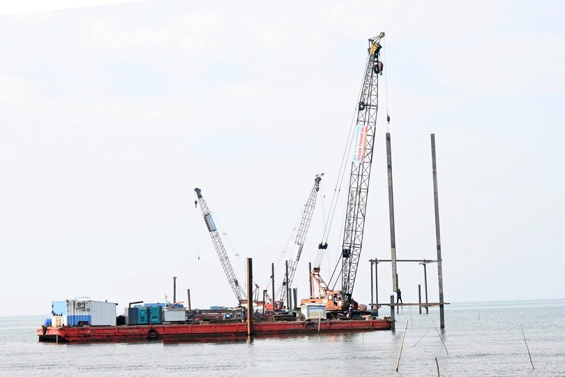 电力工人拉线抢修110千伏河仙—富国海底电缆故障。 