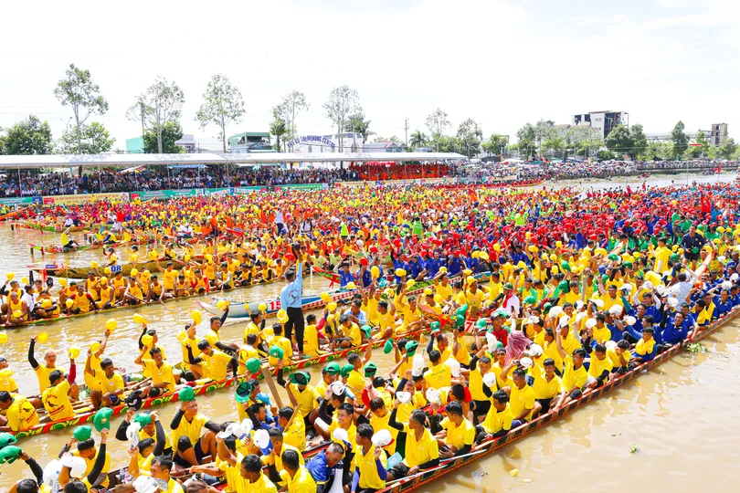 Hàng ngàn vận động viên quy tụ tại sông Maspéro (TP Cần Thơ) để tham gia giải đua