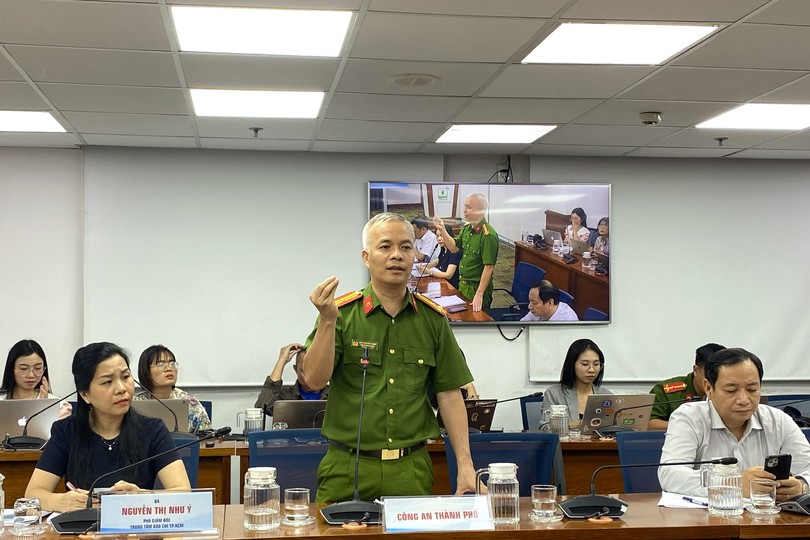 胡志明市公安厅消防与救援警察科副科长阮文松上校在新闻发布会上提供信息。