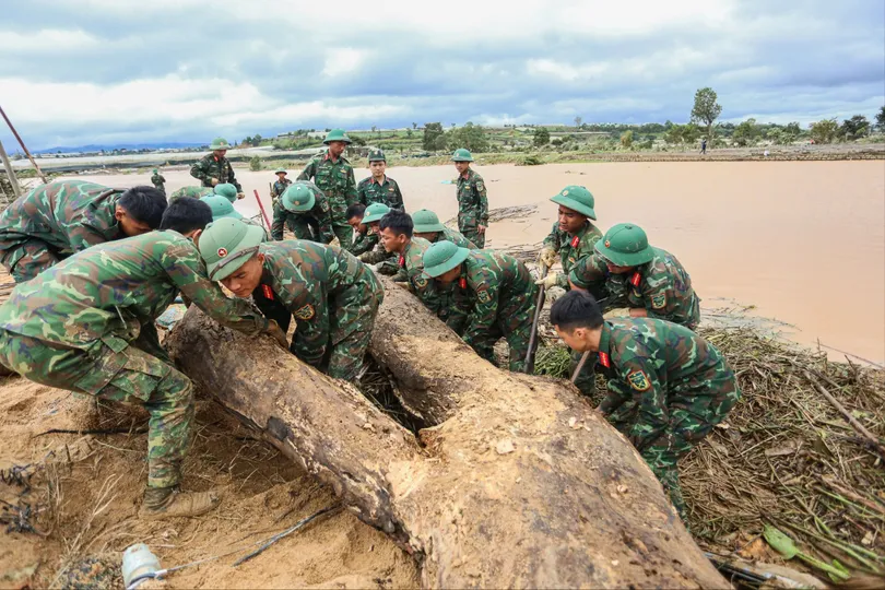 Quân khu 7 khẩn trương hỗ trợ Lâm Đồng khắc phục hậu quả mưa lũ