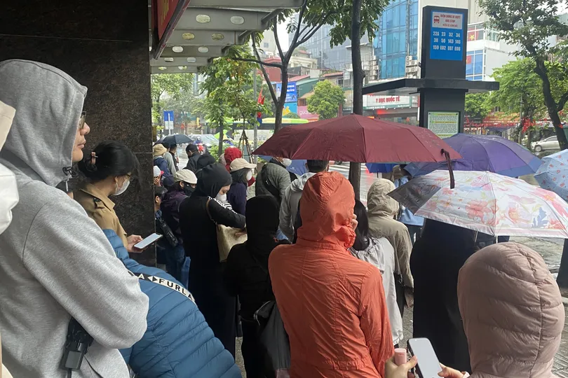 Hà Nội mưa dai dẳng, trời rét