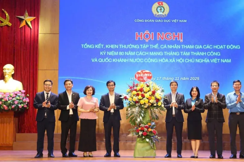 Phó Chủ tịch Tổng Liên đoàn Lao động Việt Nam Ngọ Duy Hiểu tặng hoa chúc mừng hội nghị