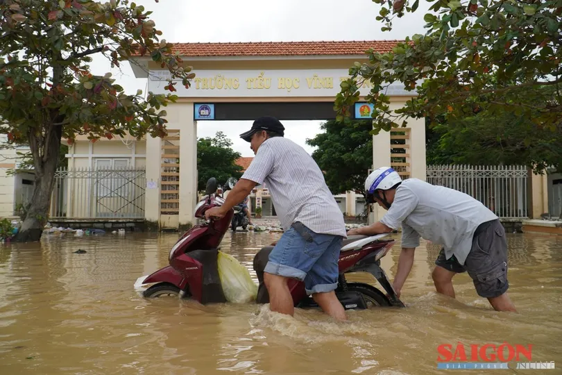 Miền Trung: Tàu trôi, nhà ngập do mưa lũ