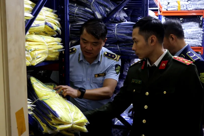 Tạm giữ hơn 6.400 bộ quần áo có dấu hiệu giả mạo các nhãn hiệu nổi tiếng thế giới