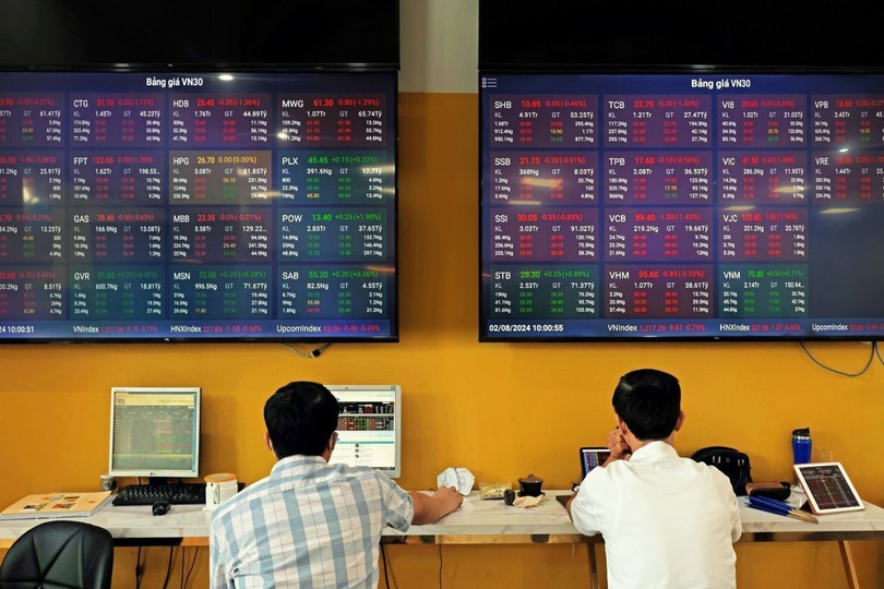 客户在河内保越证券公司总部进行交易。 