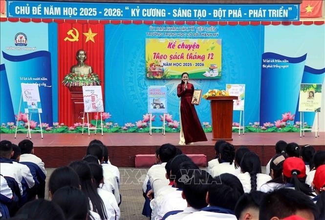 在河靖省仙田乡成美初级中学举行的课外活动——朗读《金云翘传》。 