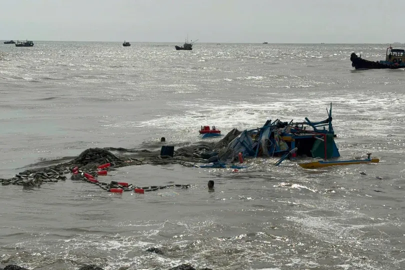 Một tàu cá bị chìm hoàn toàn tại khu vực cảng cá La Gi