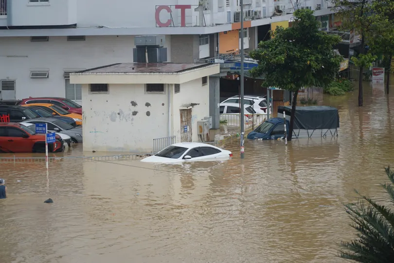 Nhiều nơi ở Khánh Hòa ngập sâu, xe ô tô chìm trong nước