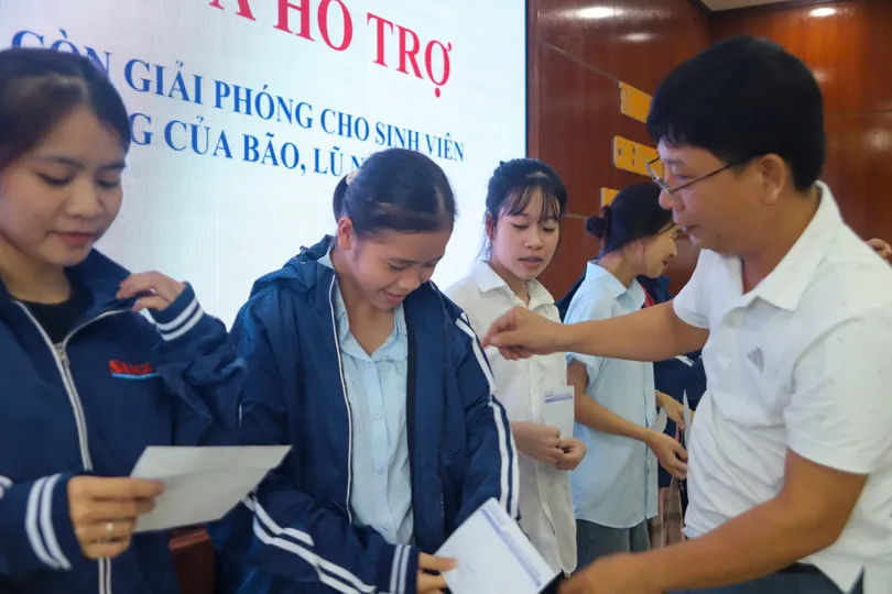 Báo SGGP tiếp sức sinh viên sau lũ lụt lịch sử ở Huế