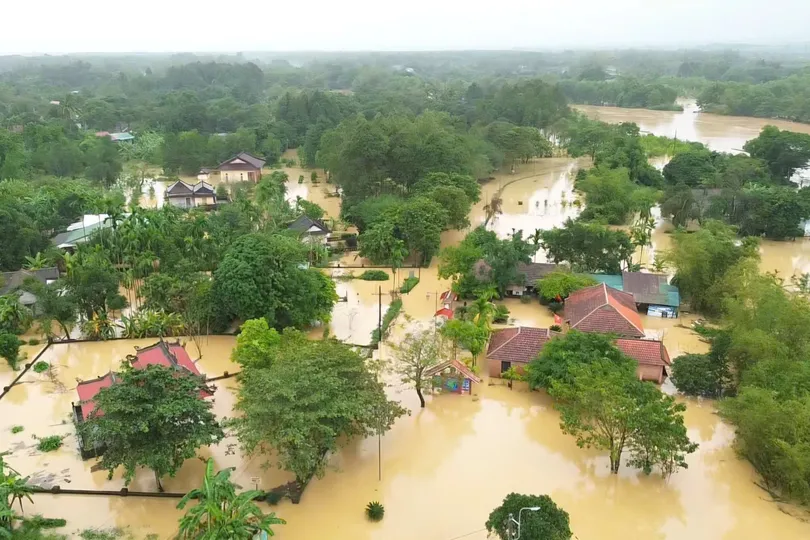 Làng cổ Phước Tích (TP Huế) bị lũ sông Ô Lâu bủa vây. Ảnh: LONG NHẬT