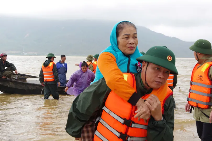 Hà Tĩnh: Sơ tán người dân ở vùng ngập lụt đến nơi an toàn