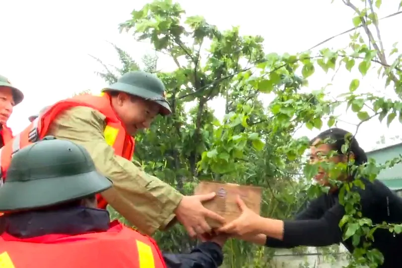 Chính ủy Quân khu 4 thăm, tặng quà nhân dân vũng lũ Hà Tĩnh