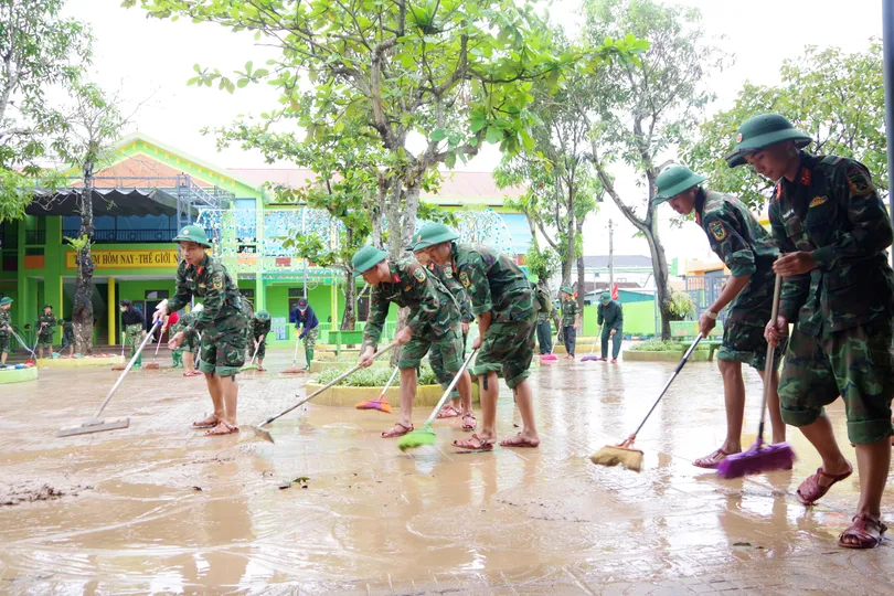 Lực lượng vũ trang Hà Tĩnh giúp các trường học ở vùng lũ dọn dẹp bùn đất để sớm đón học sinh trở lại lớp 
