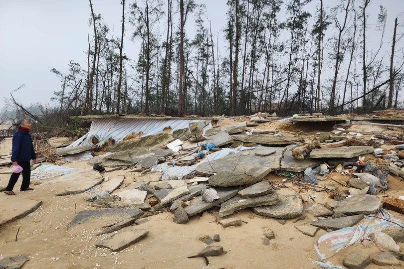 Hàng loạt mảng bê tông, gạch đá dọc bờ biển xã Đồng Tiến bị bão làm đổ sập, tan hoang 
