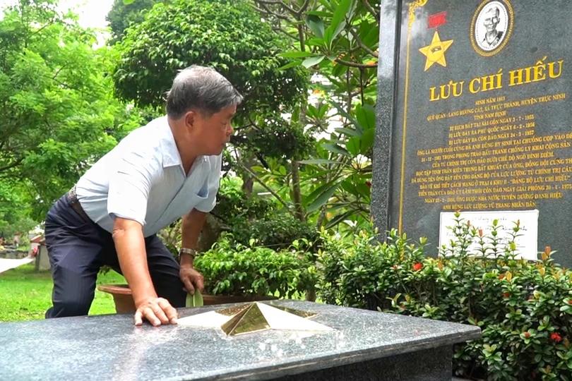 Trung tướng Châu Văn Mẫn, nguyên Phó Tổng cục trưởng Tổng cục Xây dựng lực lượng Công an Nhân dân (Bộ Công an) viếng mộ Anh hùng lực lượng vũ trang Lưu Chí Hiếu tại nghĩa trang Hàng Dương. Ảnh: PHÚ NGÂN