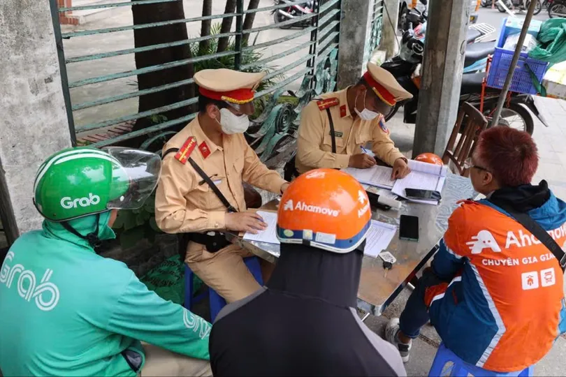 Một số trường hợp xe ôm công nghệ vi phạm về trật tự an toàn giao thông