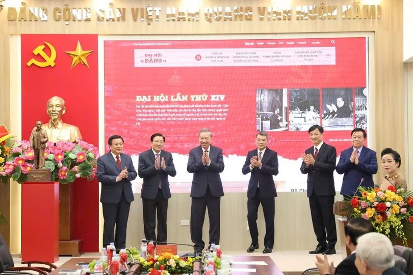 Tổng Bí thư Tô Lâm và các đồng chí lãnh đạo Đảng, Nhà nước đã ấn nút khai trương Trang thông tin điện tử “Đảng Cộng sản Việt Nam - Đại hội XIV”. Ảnh VIẾT CHUNG