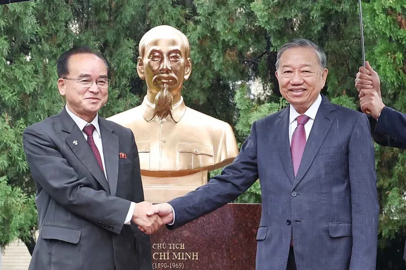 Tổng Bí thư Tô Lâm và Ủy viên Thường vụ Bộ Chính trị Triều Tiên Jo Yong Won tại lễ khánh thành tượng Chủ tịch Hồ Chí Minh trong khuôn viên Đại sứ quán Việt Nam ở Triều Tiên. Ảnh: TTXVN