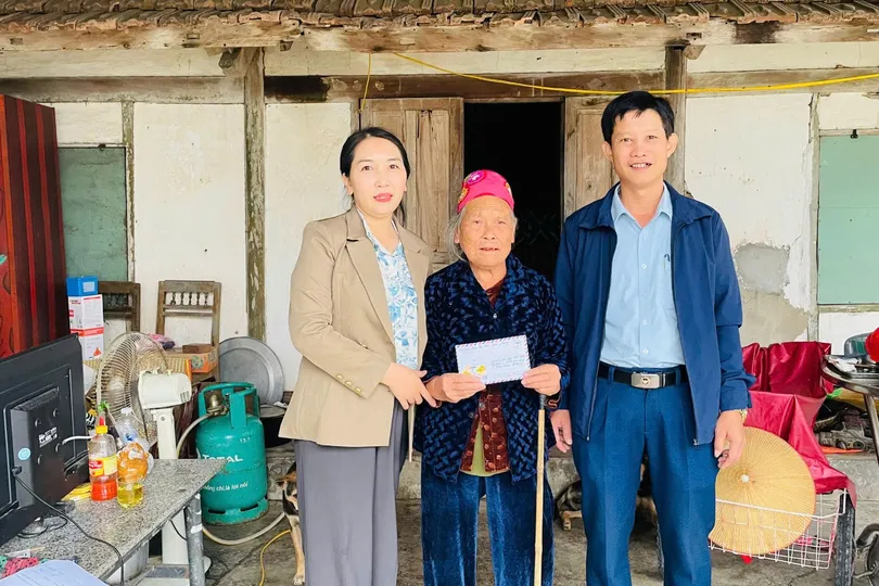 Đại diện Ủy ban MTTQ Việt Nam phường Hải Ninh trao 8 triệu đồng của bạn đọc Báo SGGP hỗ trợ bà Từ Thị Thà