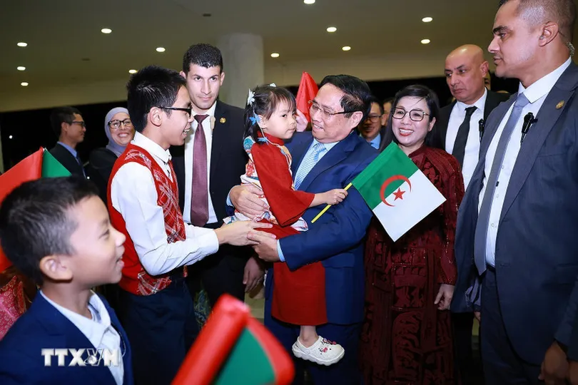 Thủ tướng Phạm Minh Chính và Phu nhân với thiếu nhi Việt Nam đang sinh sống tại Algeria