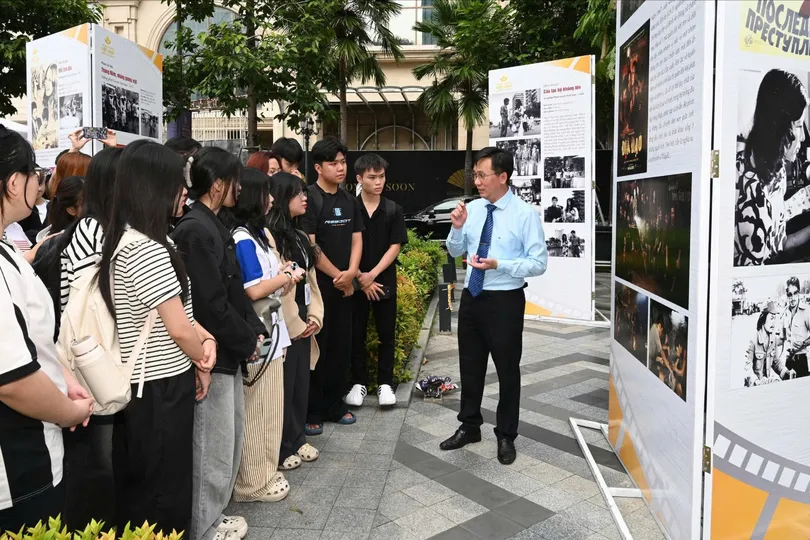 Đông đảo khách tham quan đến với Triển lãm “Thành phố Hồ Chí Minh vươn mình cùng đất nước qua góc nhìn điện ảnh”. Ảnh: DŨNG PHƯƠNG